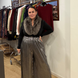 Top negro con hombreras