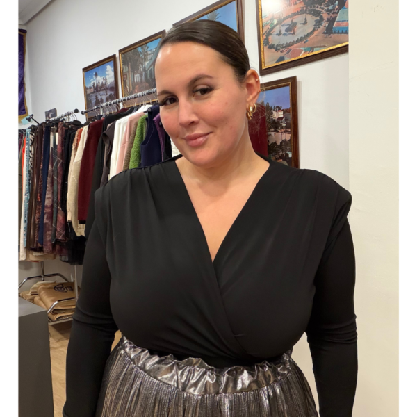 Top negro con hombreras