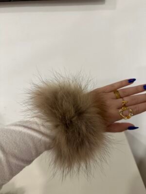 Puños de pelo beige