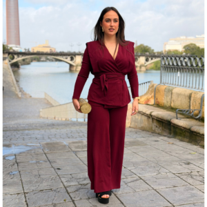 Traje Carla burdeo