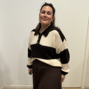 Polo marron y blanco