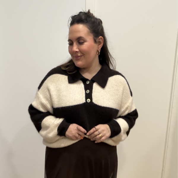 Polo marron y blanco