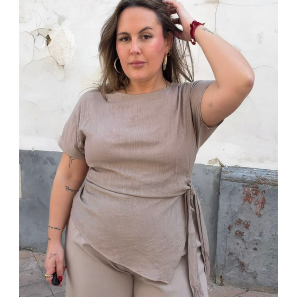 Blusa con lazada lateral