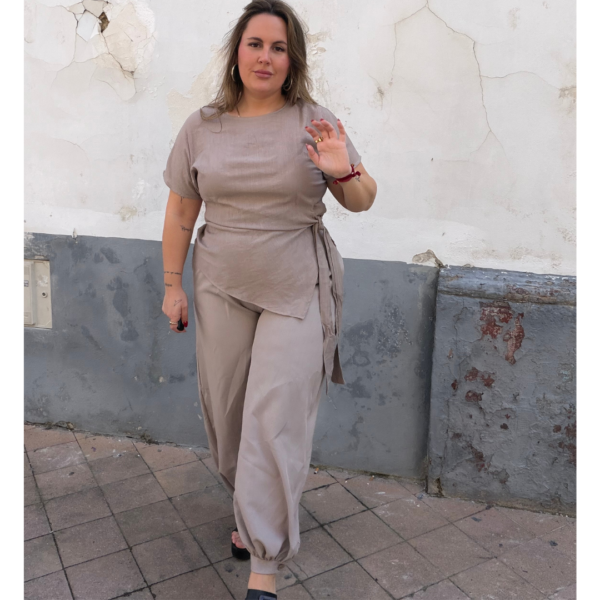 Blusa con lazada lateral