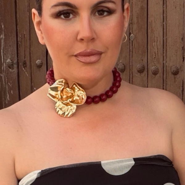 Collar de bolas rojo con flor dorada