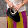 Bolso negro con asa dorada