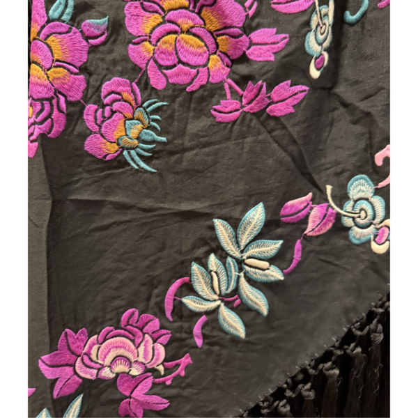 Manton bordado negro