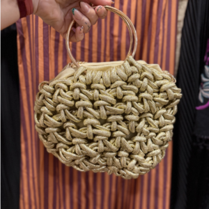 Bolso dorado con aro