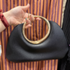 Bolso negro con asa dorada