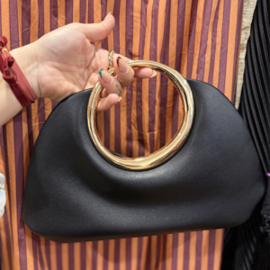 Bolso negro con asa dorada