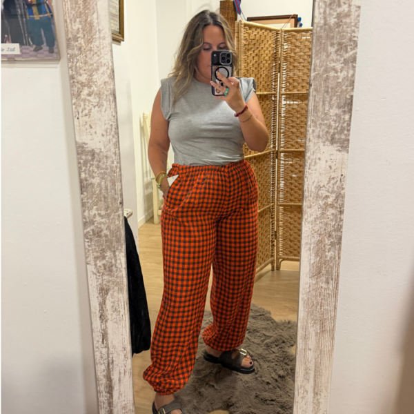 Pantalon naranja y gris vichy