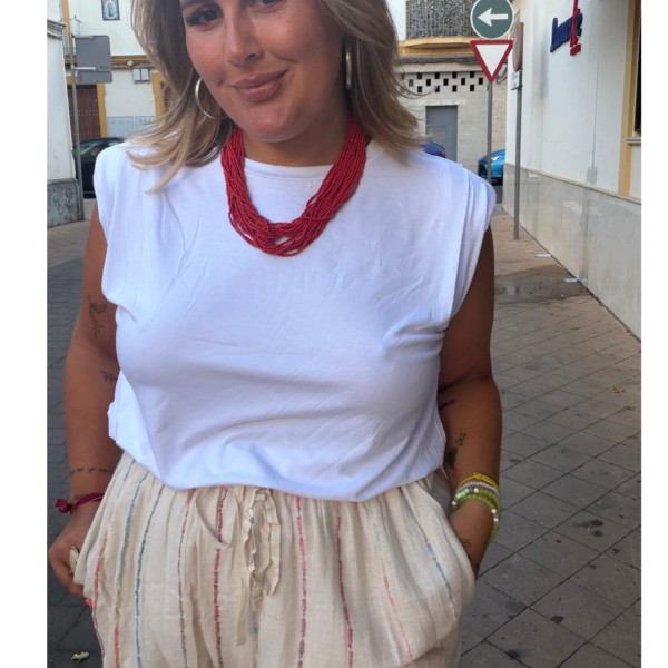 Camiseta blanca hombreras
